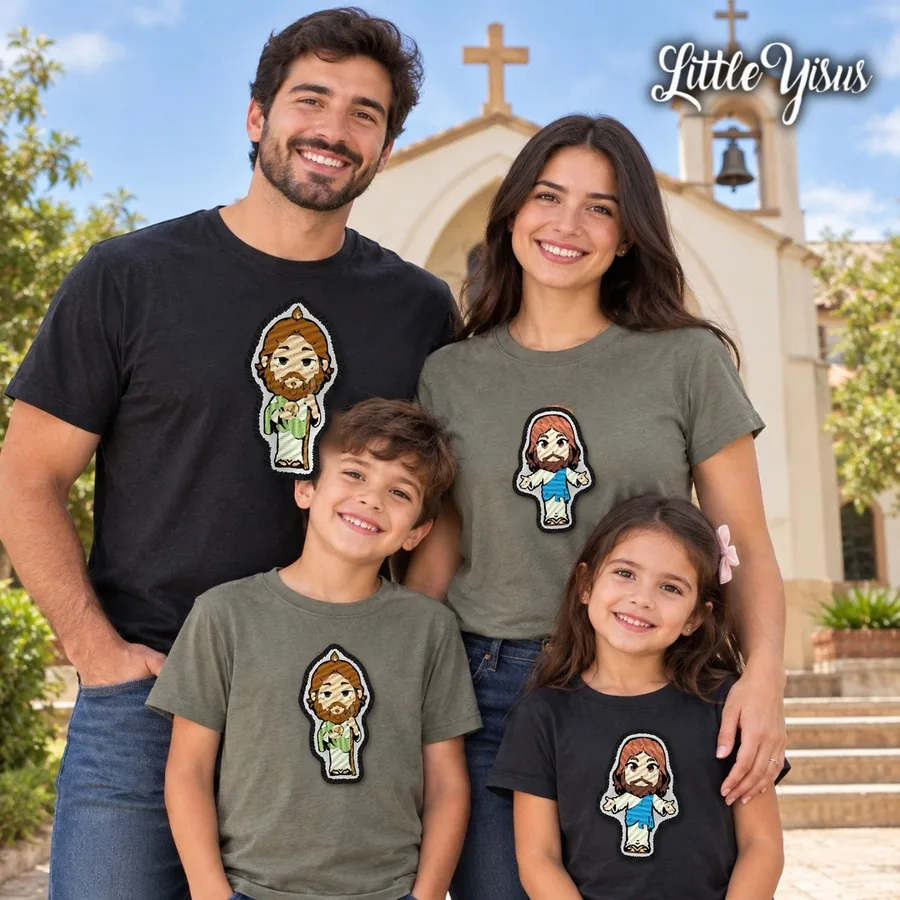 Familia frente a una iglesia con playeras de parche bordado de Little Yisus y San Judas