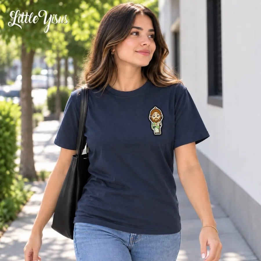 Mujer con playera azul marino y parche bordado de San Judas