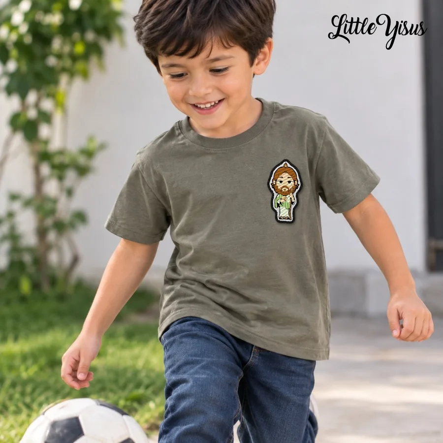 Niño jugando futbol con playera de parche bordado de San Judas