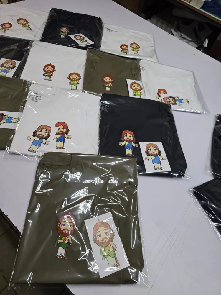 Playeras empacadas, cada una con su sticker