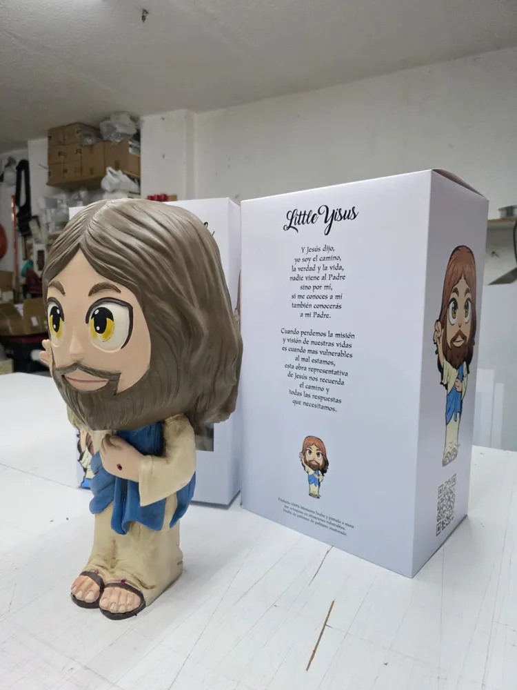 Figura junto a su caja con Juan 14:6 impreso