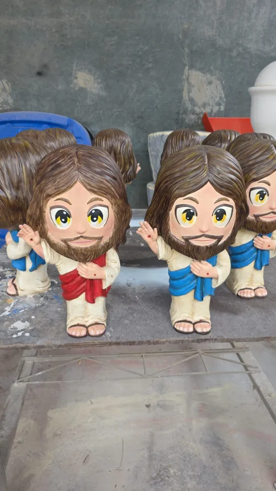 Figuras Little Yisus con manto rojo y azul en el taller