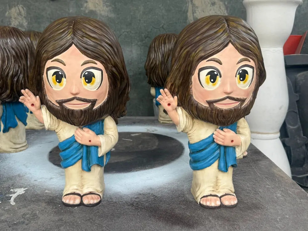 Dos figuras Little Yisus recién pintadas en el taller