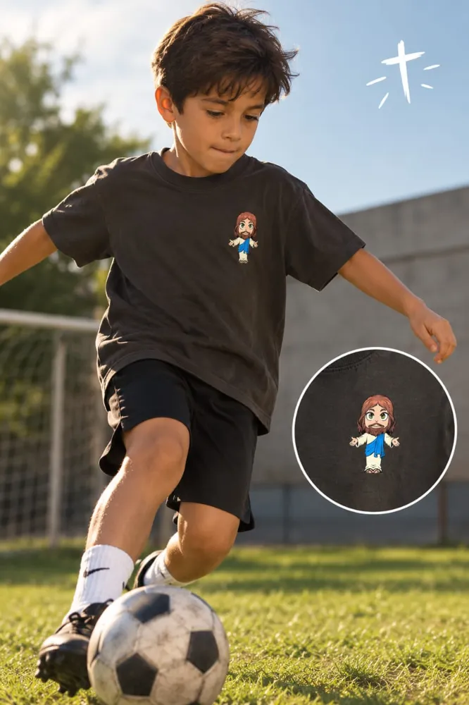Niño jugando futbol con playera negra de Little Yisus