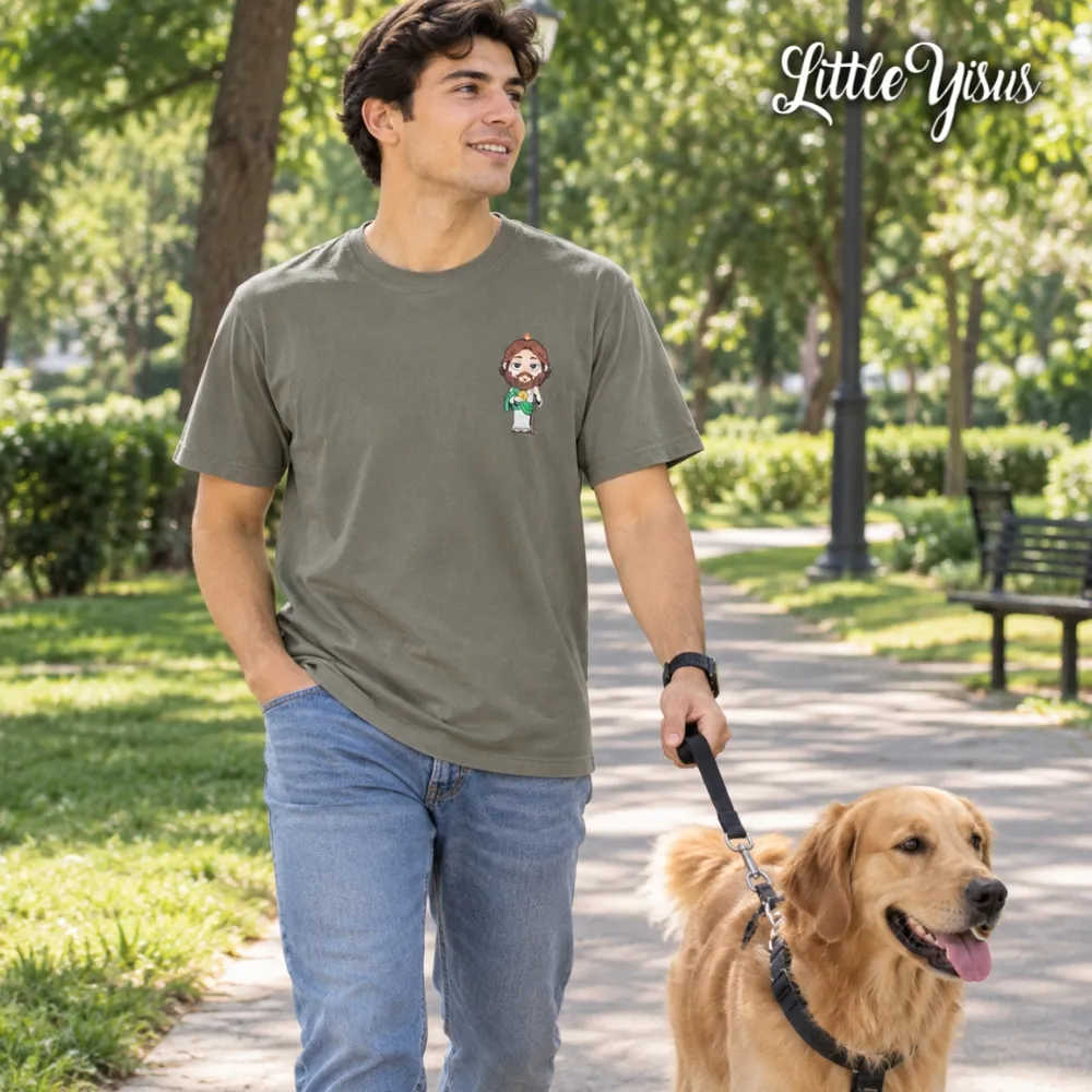 Hombre con playera verde olivo de San Judas paseando a su perro