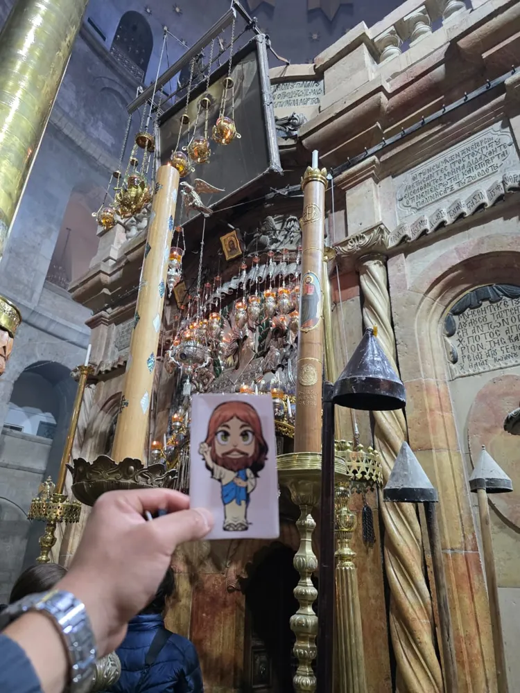 Sticker de Little Yisus frente al Edículo del Santo Sepulcro en Jerusalén
