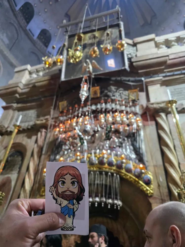 Sticker de Little Yisus frente al Santo Sepulcro