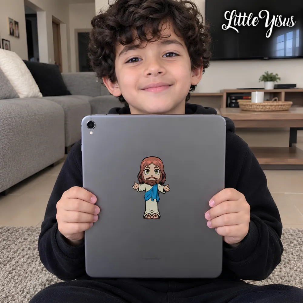 Niño con sticker de Little Yisus en su tablet